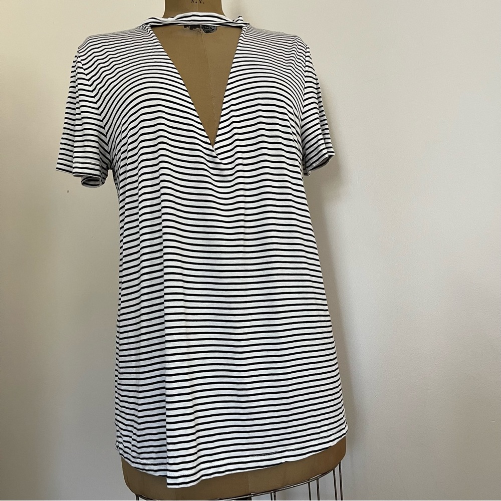 2/$20 American Threads Raw Edge V-Neck Short Sleeve Top
